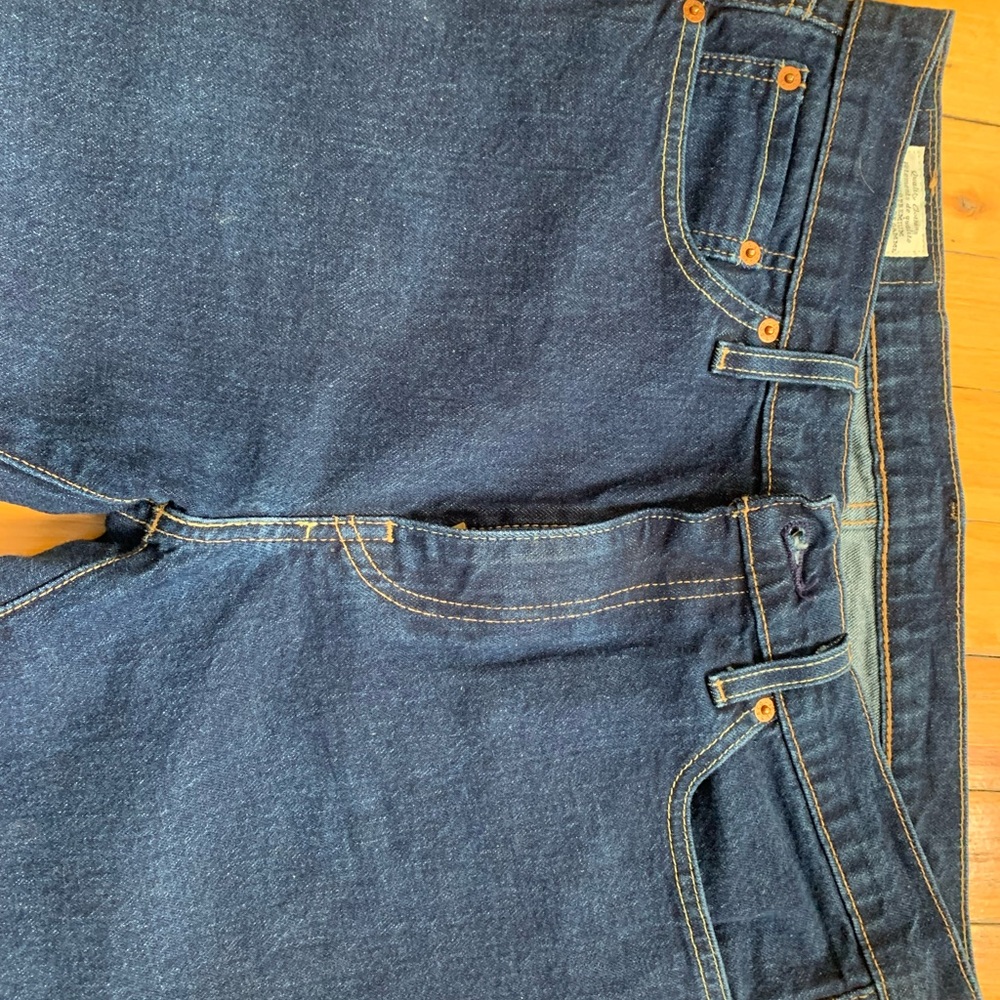 Jean bleu de nuit avec couture marron clair 
Lévis Strauss & CO.
